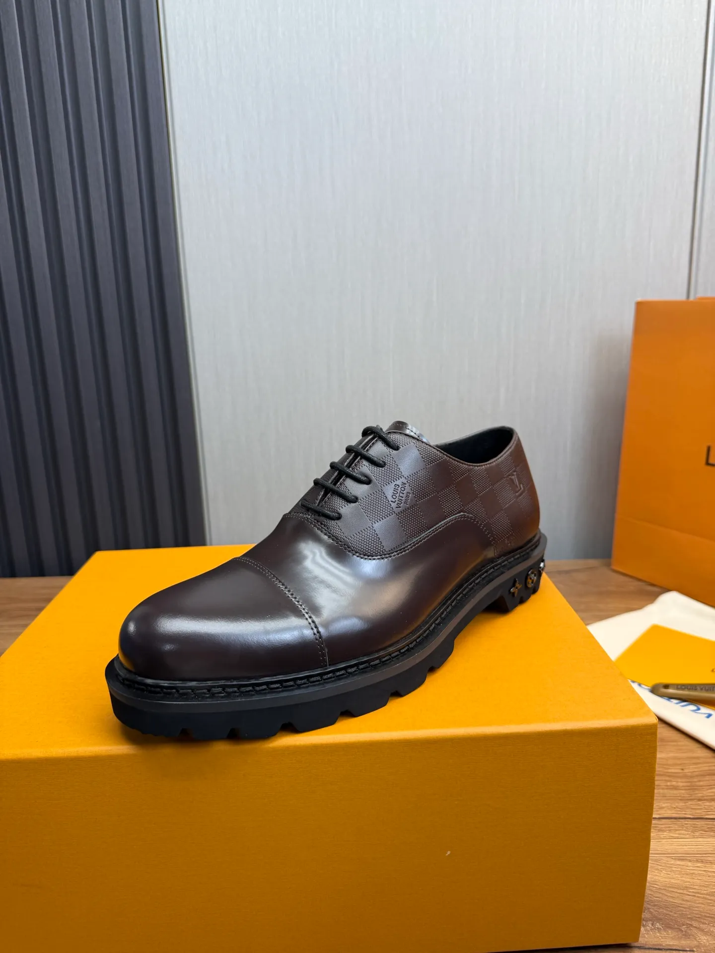 Men's shoes 💰900💰 LV. Men's casual lace-up leather shoes, the latest hot style 🔥 1:1 original purchase quality, top quality goods ⬆️The upper is imported open-edge beaded cowhide, cowhide, and cow suede. The hand-made three-dimensional stitching highlights the round toe design. The inner foot pads are all imported cowhide, with the original wear-resistant foam outsole, matching code 39-44, (38, 45 custom-made, non-refundable)